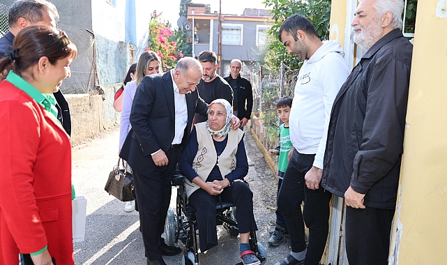 Başkan Demirçalı akülü sandalye hediye etti